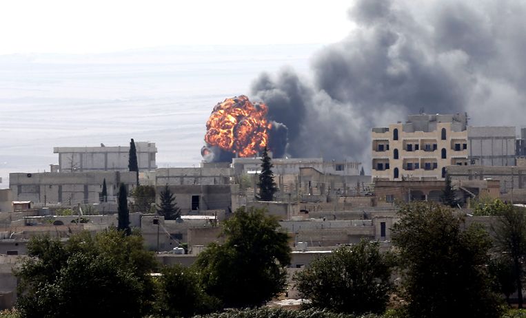 Grote rookpluimen rijzen op uit gebouwen in de Syrische stad Kobane. Beeld EPA