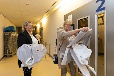 Laura en dochter Loes stoppen met de kroeg en doen nu examen in de zorg: ‘Stilzitten slecht voor gez