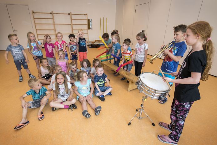Felicia Mol en Aaron Fietje spelen voor leerlingen van groep 1 en 2 van de Blokstoeke.