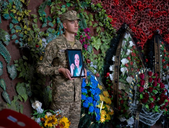 Prajurit Ukraina dengan potret Olga Simonova