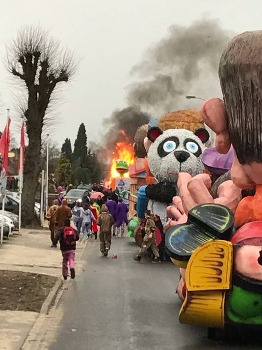 De carnavalsstoet met achteraan de brandende kikker.