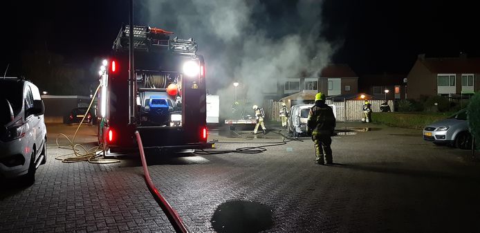 Bij de brand werden verschillende voertuigen in de as gelegd.