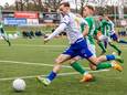 Giovanni Delannoy, zaterdag de beste speler aan de zijde van Hoek, laat VVOG-verdediger Rick van den Brink achter zich en geeft daarna de voorzet waar de 2-2 uit voortkomt.