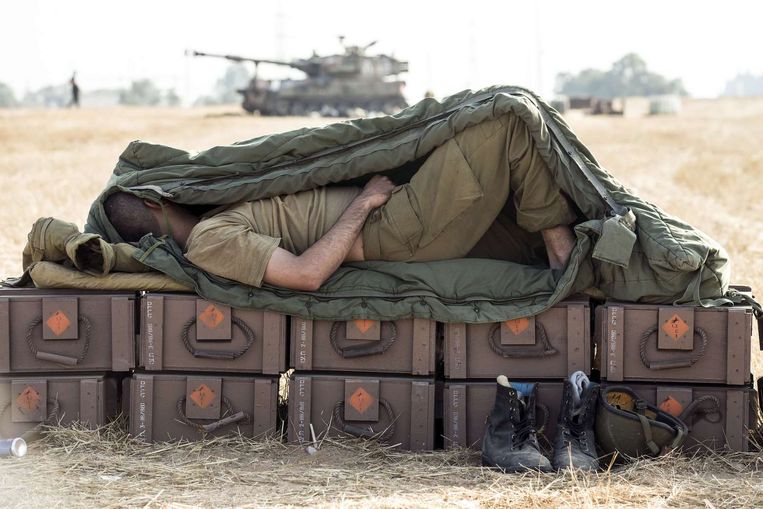Een Israëlische soldaat rust uit bij de zuidelijke Israëlische grens bij de Gazastrook. Beeld afp