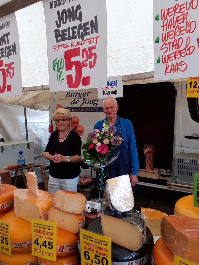 Kaasboer Maarten de Jong staat voor de laatste keer op de markt in Het Lage Land. Hij gaat met pensioen.