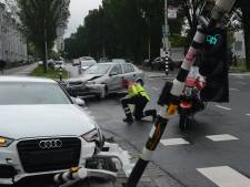 Stoplicht hangt ondersteboven, maar werkt nog wel na klap van auto op Erasmusweg