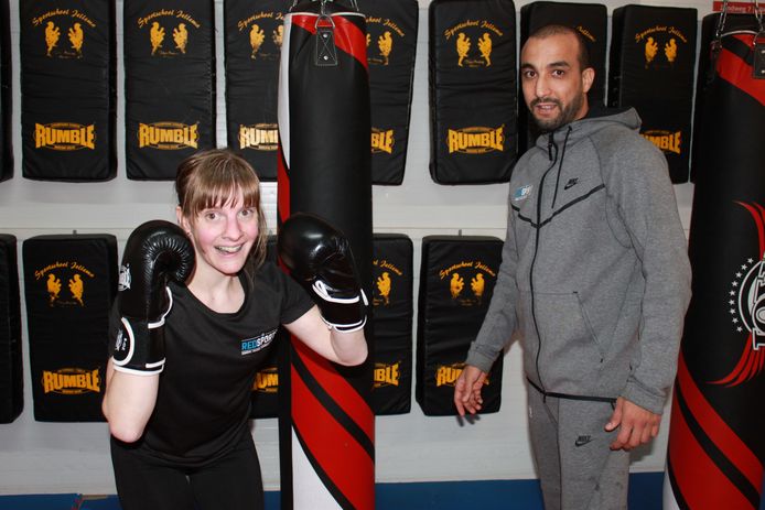 Léonie van Wingerden met haar personal trainer in de sportschool. Vanwege het coronavirus traint ze voorlopig maar thuis.