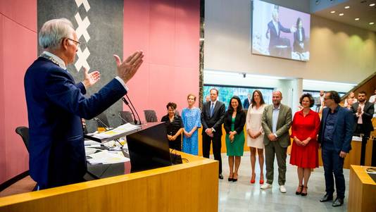 Waarnemend burgemeester Van Aartsen spreekt het nieuwe college toe.