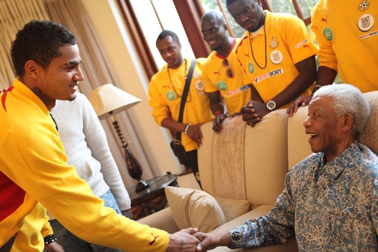 Kevin-Prince Boateng doet Mandela lachen. Beeld UNKNOWN