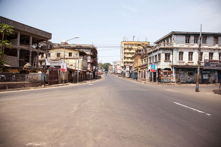Een lege straat in Sierra Leone. Beeld ap