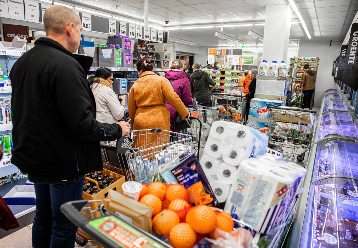  Klanten hamsteren boodschappen bij de Lidl-supermarkt in Dordrecht.  Beeld ANP