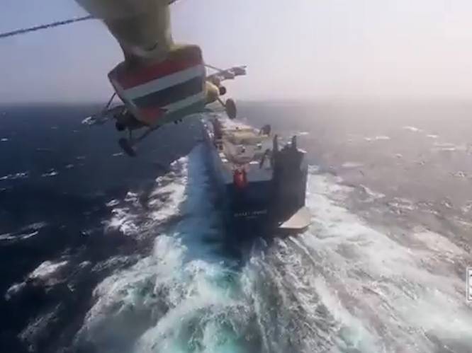 Beelden tonen hoe gewapende Houthi-rebellen aan boord gaan van gekaapt schip in Rode Zee 