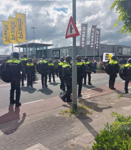 Boerenprotest bij Nijkerk loopt met een sisser af ondanks dreiging ingrijpen met geweld ME