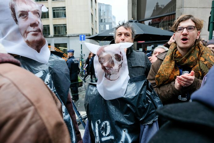 kunstenaars betogen aan het Vlaams Parlement