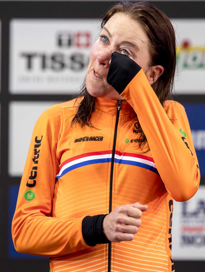 Annemiek van Vleuten pinkt een traantje weg na haar zege.