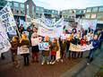 Kinderen en ouders van de basisscholen ’t Oldhof en Jan Ligthart staan op de stoep van het Bornse gemeentehuis.