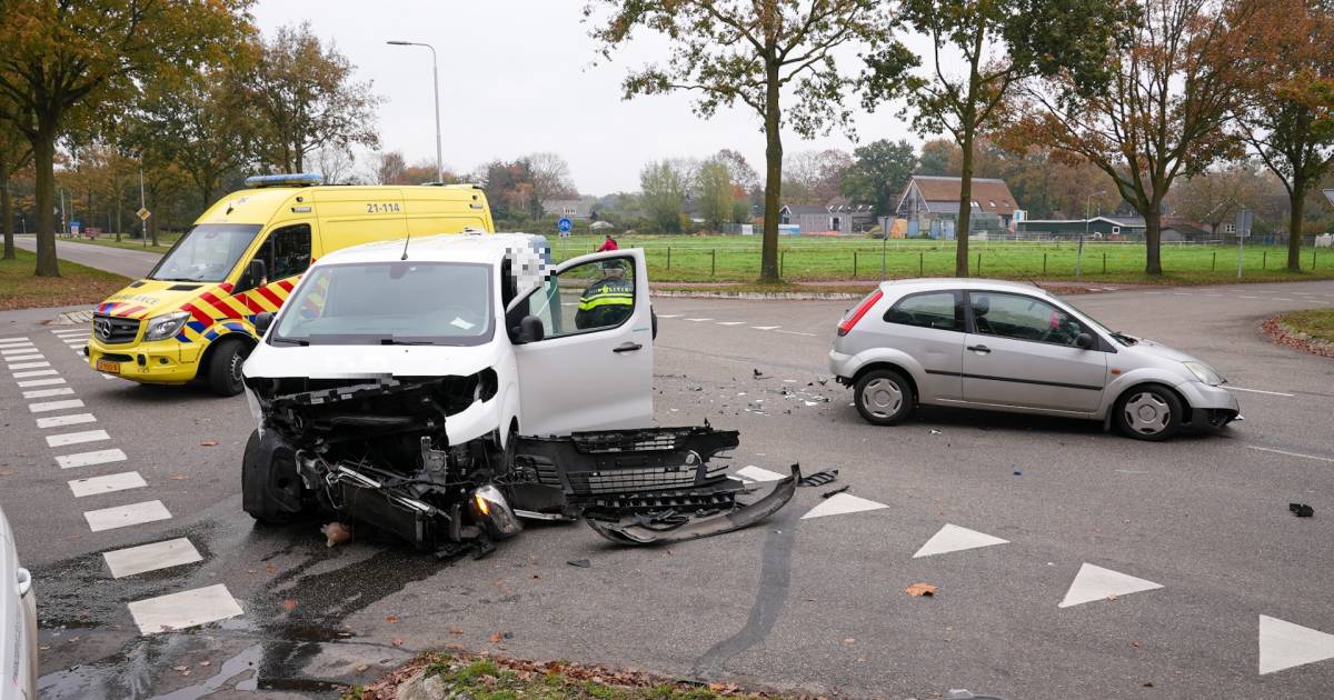 Automobiliste gewond bij botsing met busje in Oss.