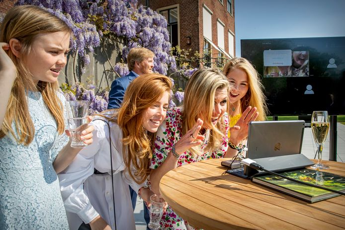 Het koninklijke gezin volgt de livestream mogelijk vanuit huis.