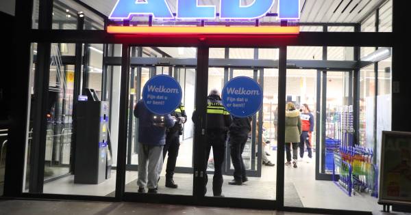 Ja joh, kan er ook nog wel weer bij, stelletje mongolen ?? #politie  Gewapende overval op Aldi in Oss: daders vermoedelijk tussen 15 en 18 jaar oud.