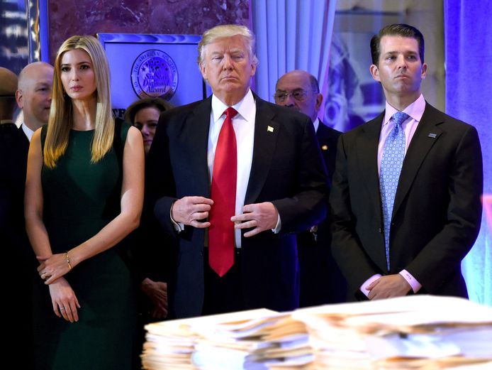 Donald Trump samen met zijn dochter Ivanka en zoon Donald Jr.