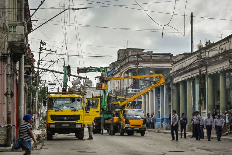 In hoofdstad Havanna, op Cuba, moesten energiekabels worden gerepareerd nadat orkaan Ian over het eiland trok. (29/09/22)
 Beeld AFP