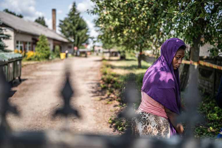 Migranten worden in Kapciamiestis in een oude school opgesloten.	 Beeld Joris van Gennip