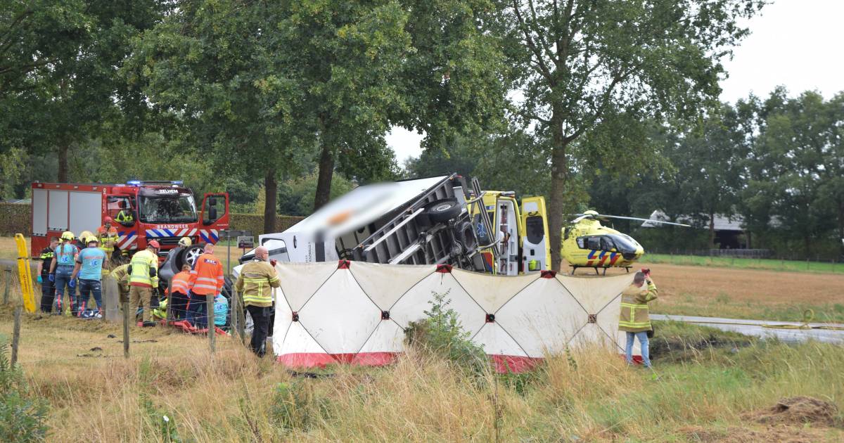 Inzittende bekneld na botsing auto en vrachtauto in buitengebied bij Hengelo.