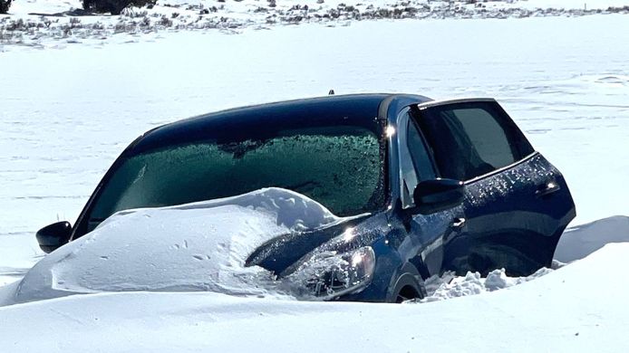 Een man van 81 overleefde bijna een week lang in zijn ingesneeuwde voertuig langs een verlaten snelweg in Californië, VS.