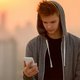 Jongen sleept moeder voor de rechter nadat ze zijn telefoon afpakte