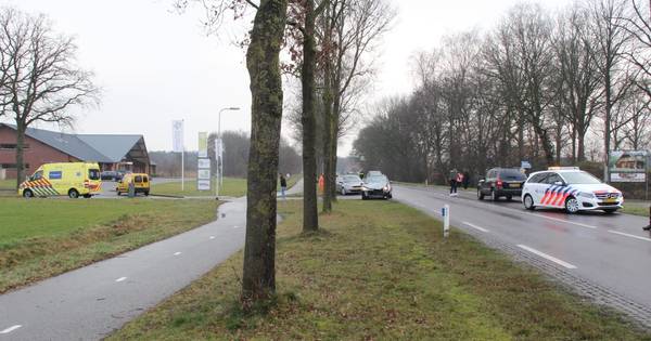 Twee gewonden bij ongeval in Den Ham, politie zoekt doorgereden automobilist - Tubantia