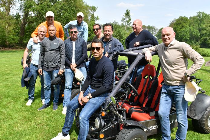 Giovanni van Bronckhorst neemt afscheid van zijn technische staf in Twente. Met buggy's door Twente. Op de foto l;angs de Beuningerstrat in De Lutte.