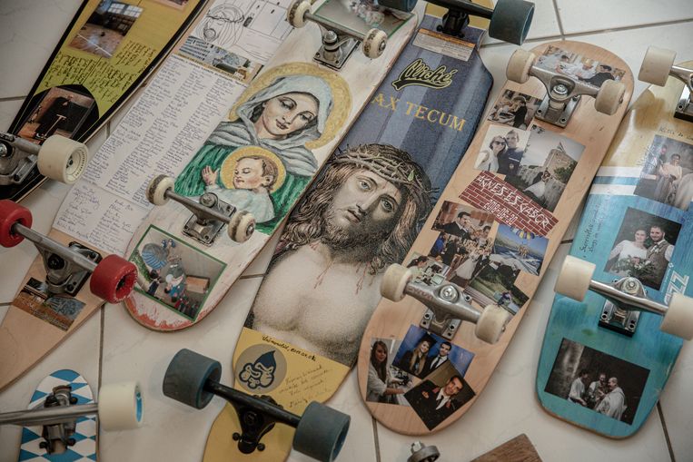 Meer dan 80 skateboards bezit Lendvai  inmiddels.  Beeld AKOS STILLER