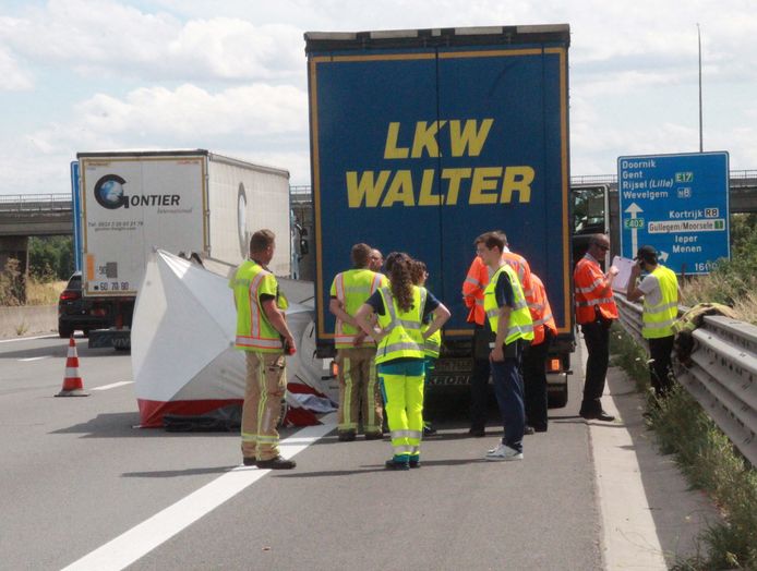 Vrachtwagenbestuurder sterft nadat hij uitstapt en wordt gegrepen op de rechterrijstrook van de E403 in Gullegem.