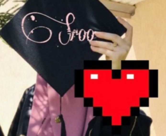 Dit moet Isra (21) zijn, vrij recent bij een diploma-uitreiking. Ze schermt haar gezicht af. Ook is bij haar hand iets afgeschermd; onbekend wat. De foto heeft enige tijd op Facebook gestaan.