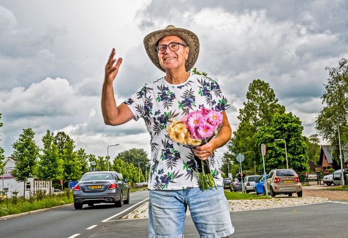 Zwaaiend staat Arie Boertje elke zaterdag langs de kant van de weg om gerbera’s te verkopen.