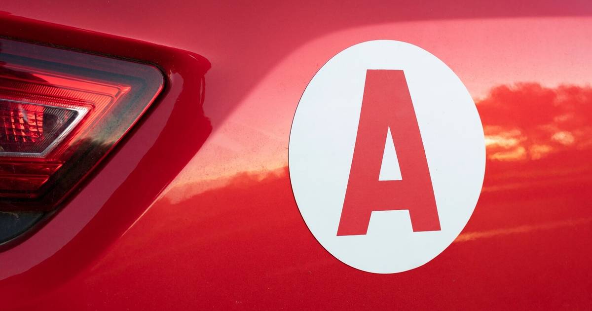 Waarom auto's met een rode A in Frankrijk vaak 20 km/u langzamer rijden ...