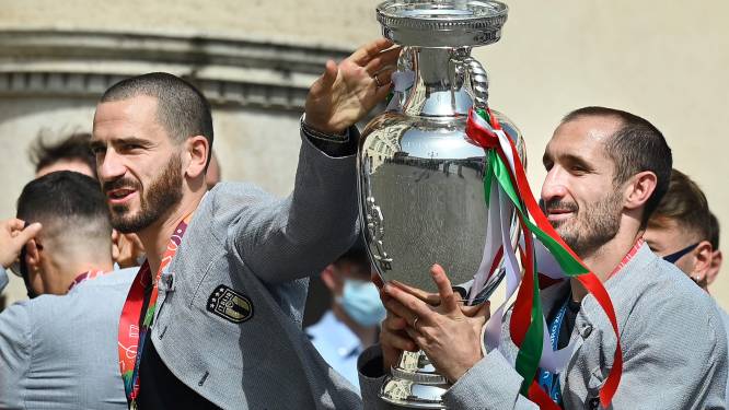 Zelfs na het EK zijn Chiellini en Bonucci onafscheidelijk: samen op vakantie op Sardinië