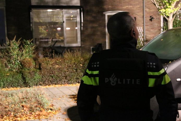 Politie bij de beschoten woning in Velp, maandagavond.