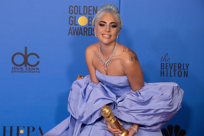 Lady Gaga met de Golden Globe voor ‘Beste Originele Song’.