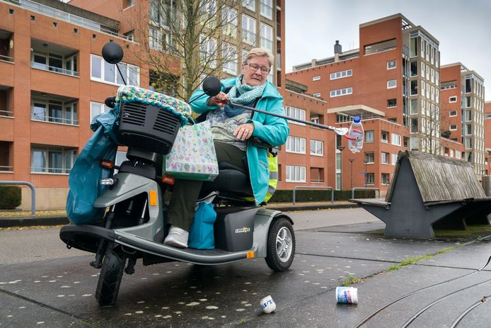 Annemarie van Echtelt in haar scootmobiel op de Maasboulevard.