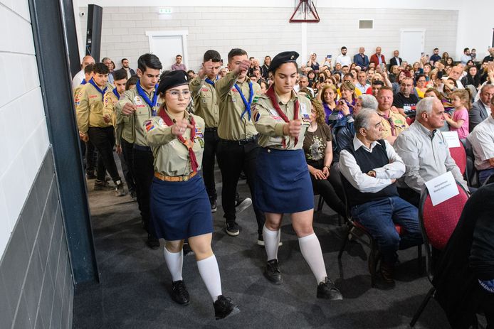 De scouts marcheren zaterdagmiddag bij de officiële opening het nieuwe gebouw binnen van de Armeense scouting- en sportorganisatie Homenetmen.