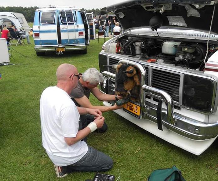 Jacob en Jan (rechts) sleutelen aan de American Van van Jan en Lenie, die vermoedelijk zijn omgekomen bij de woningbrand in Duiven, afgelopen vrijdag.