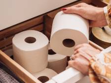 Sa mère cache le papier-toilette, il la frappe