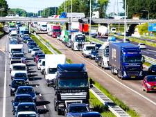Rijkswaterstaat wil chaos op A16 en A29 voorkomen: ‘Brabanders, werk thuis of pak ov!’