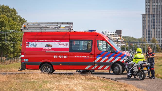 Hulpdiensten rukken massaal uit voor gevonden kinderfiets in het water in Hoek van Holland