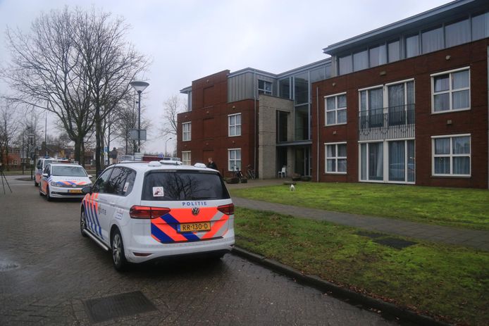 De politie is bij de woning in Helmond aanwezig om onderzoek te doen.