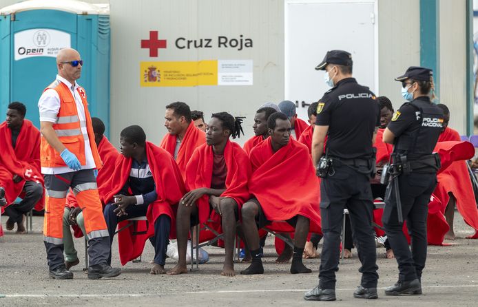 Enkele migranten op Lanzarote nadat ze werden gered van een rubberbootje. Beeld van 18 oktober.