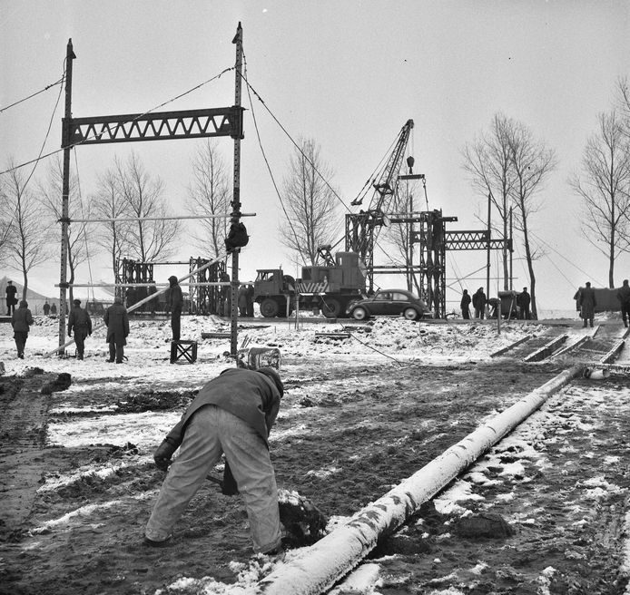 Werk aan de nieuwe gassaanvoerleiding Groning- Buitenpost begin jaren '60 door geniesoldaten.