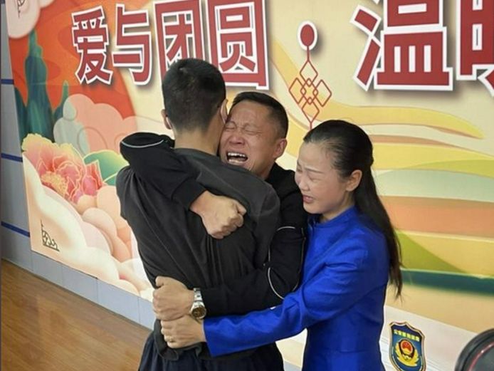 Au cours d'une cérémonie pleine d'émotion, le père Sun Haiyang et la mère Peng Siying ont pu embrasser à nouveau leur fils Sun après 14 ans.