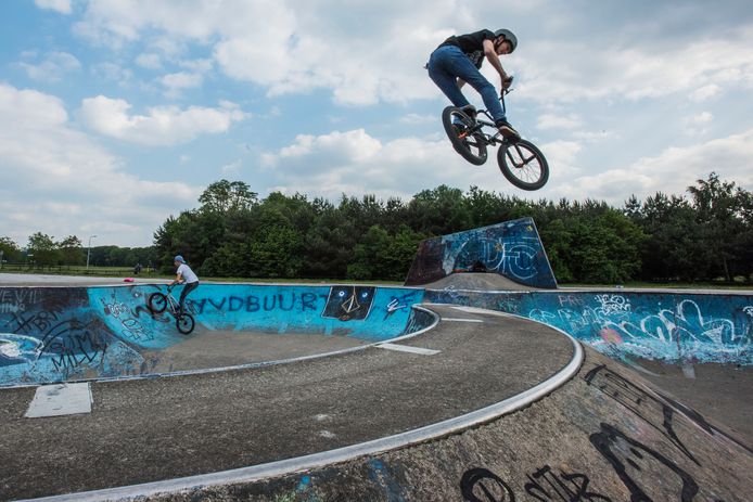 De skatebaan in het Tilburgse Reeshofpark was ooit één van de eerste skatebanen in Europa maar is die faam al lang en breed kwijt. Foto MarieThérèse Kierkels/Beeld Werkt IPTCBron  Beeld Werkt;Beeld Werkt  Tilburg Reeshofpark Skatebaan wordt binnenkort opgeknapt . In het beeld zwart shirt Mika Sebes en wit shirt Jules de Boer ;sale FR082;Tilburg ;Nederland;NL